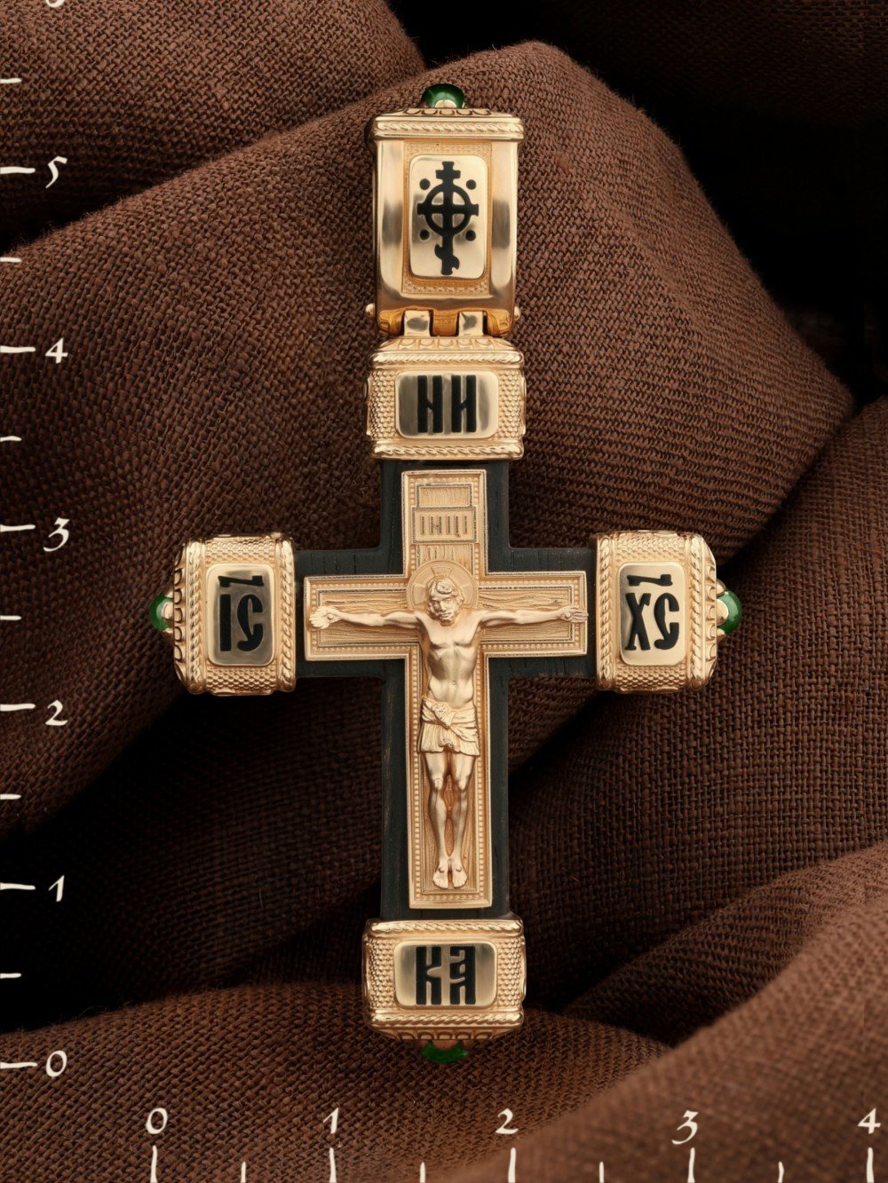 Крест из золота c эмаль , хризопразом и эбеновым деревом