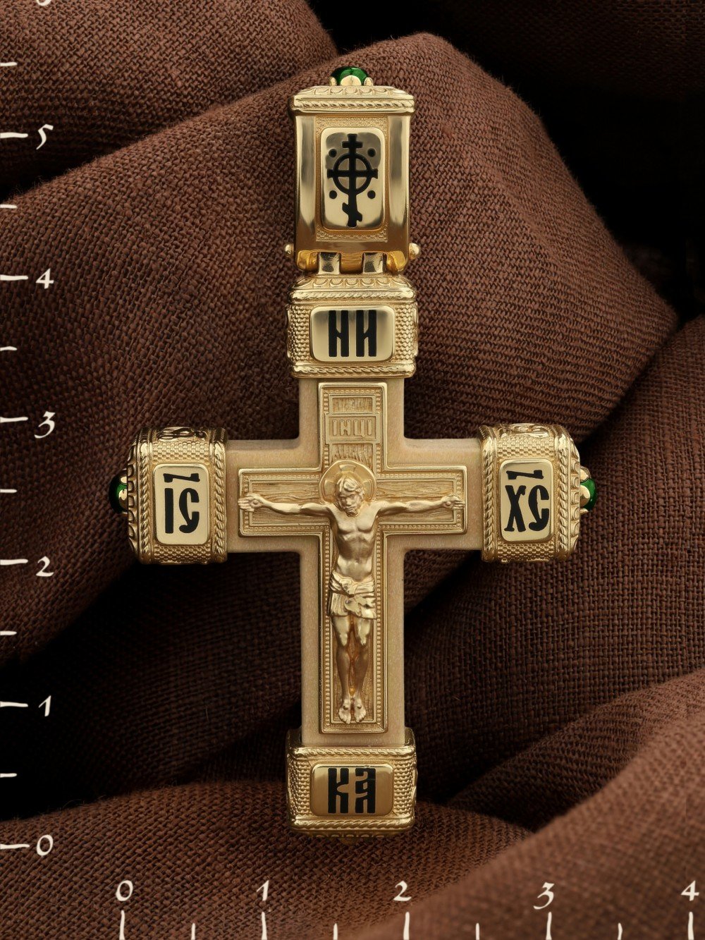 Крест из лимонного золота c эмаль , хризопразом и деревом груши