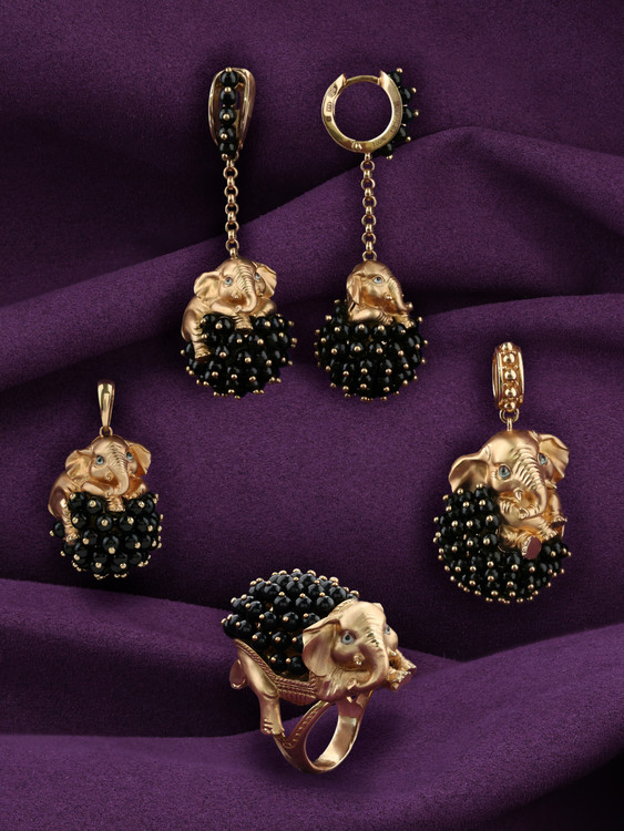 Кольцо из золота c эмаль и ониксом