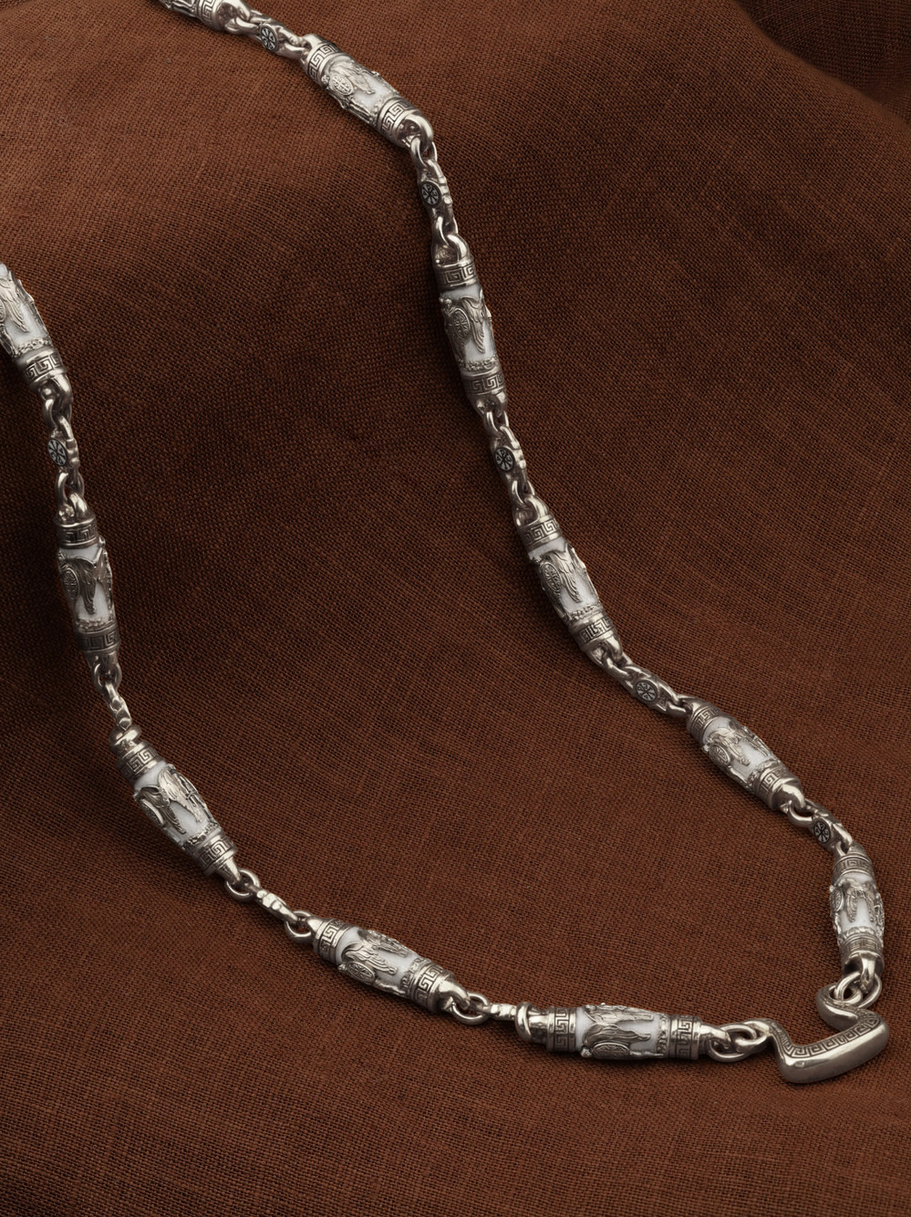 Цепь из белого золота c эмаль и бивнем мамонта