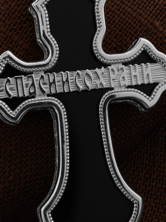 Крест из белого золота c ониксом