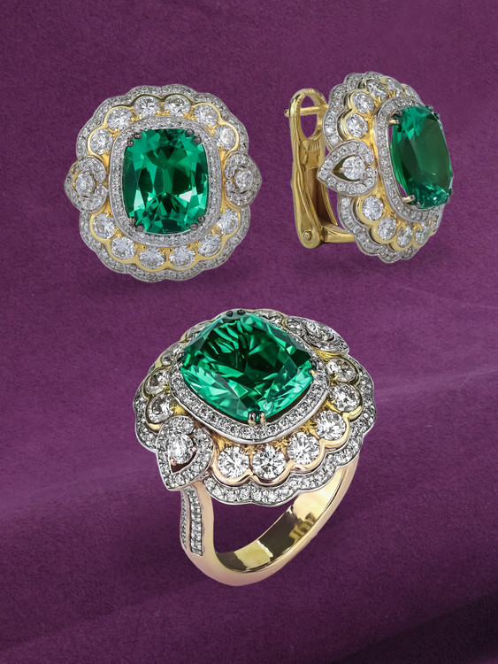 Серьги из лимонного золота c бриллиантами и изумрудом