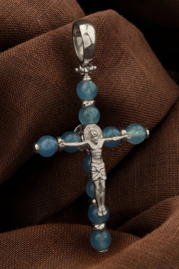 Крест из белого золота c жадеитом