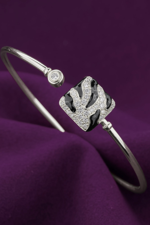 Браслет из белого золота c эмаль и бриллиантами