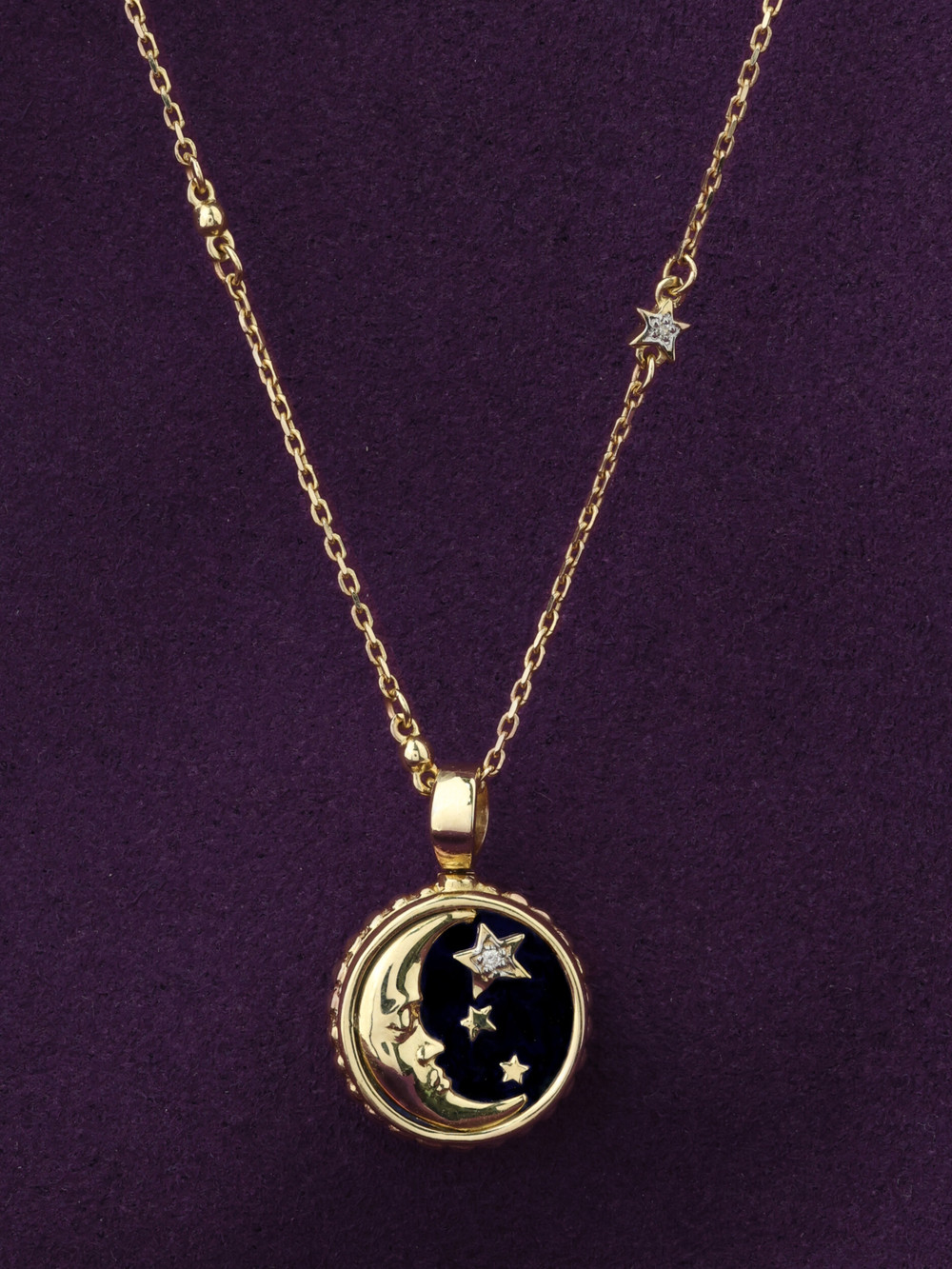 Колье из лимонного золота c бриллиантами, ониксом и перламутром