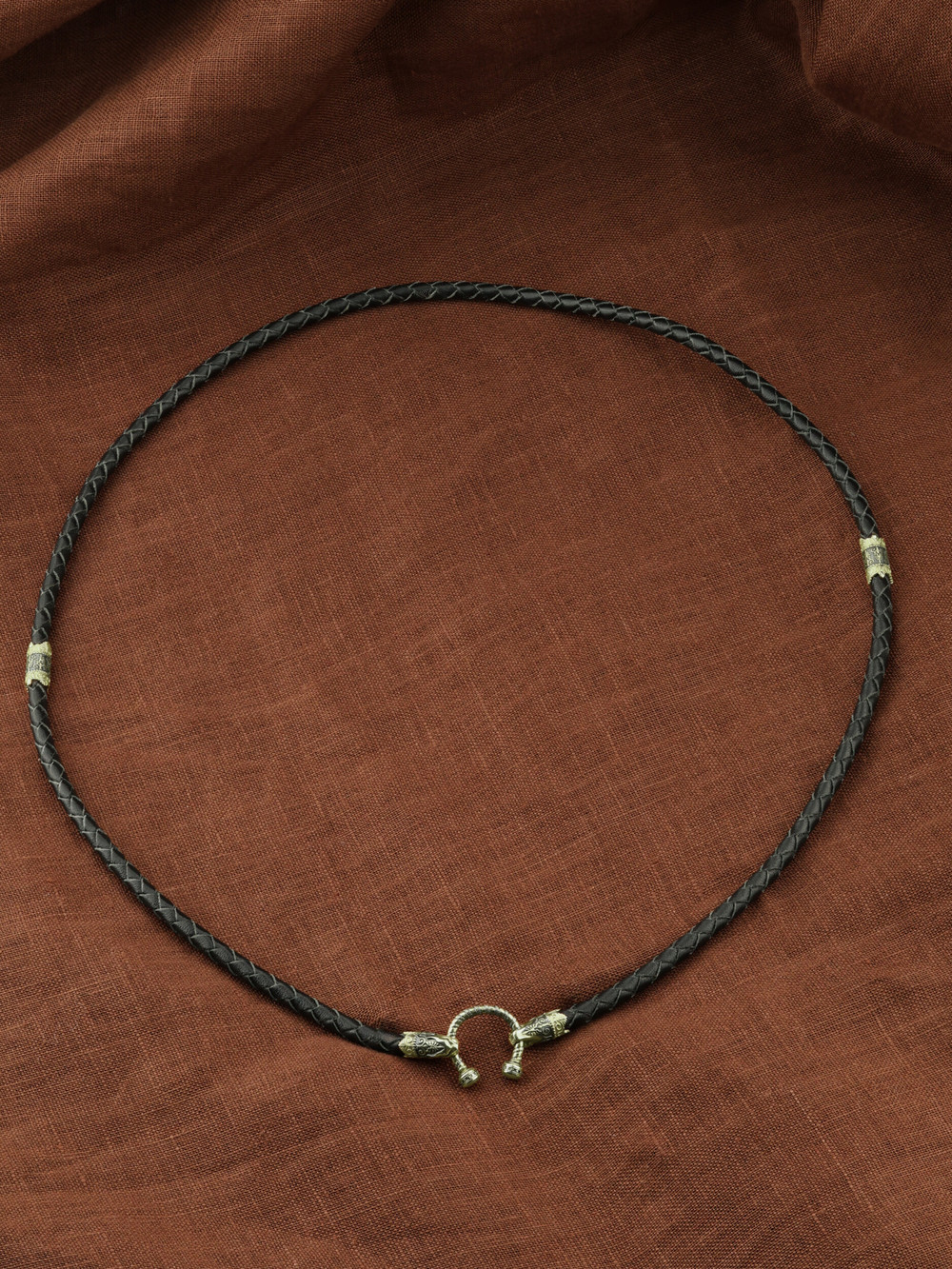 Шнурок кожаный из зелёного золота c кожаным шнурком