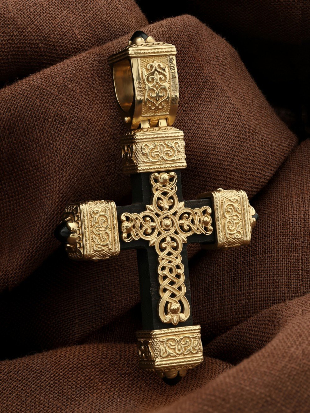 Крест из лимонного золота c эмаль , ониксом и эбеновым деревом