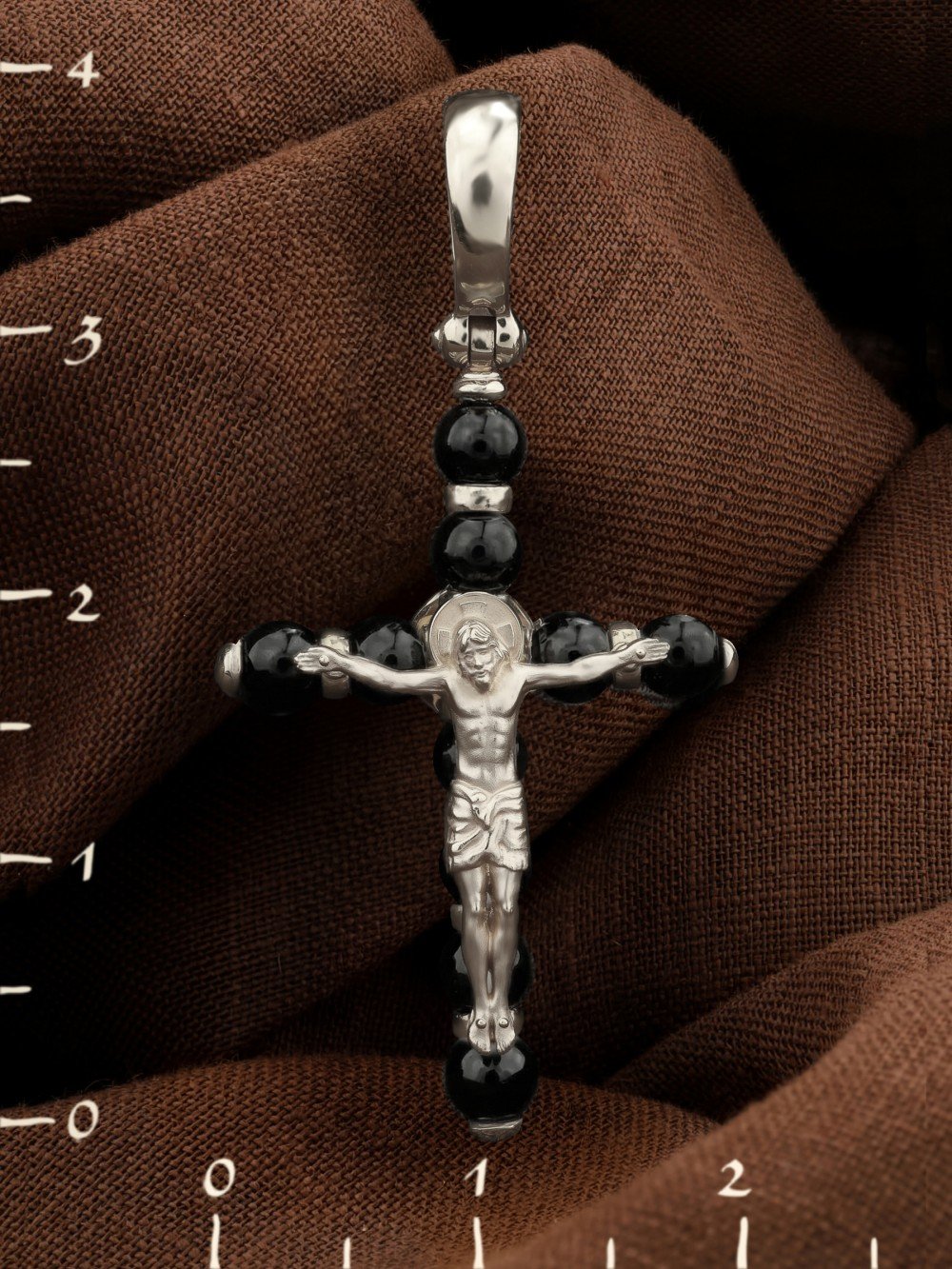 Крест из белого золота c ониксом