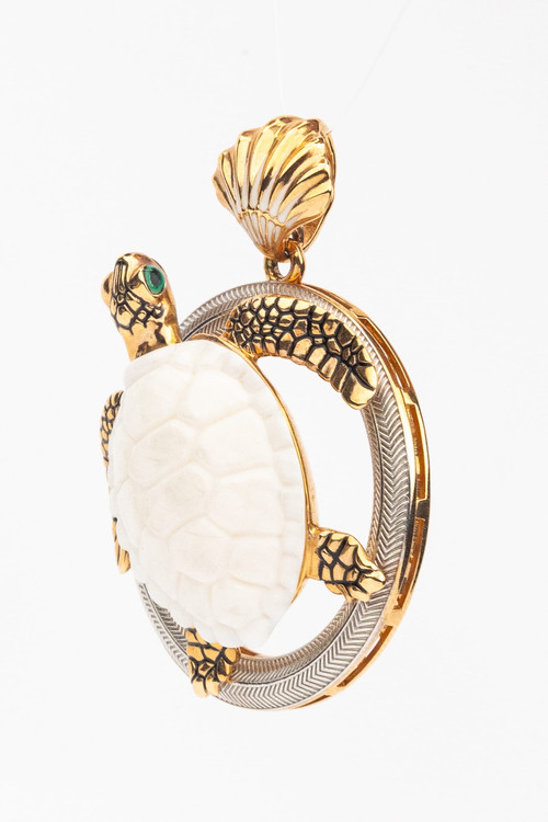 Подвеска из золота c эмаль и бивнем мамонта