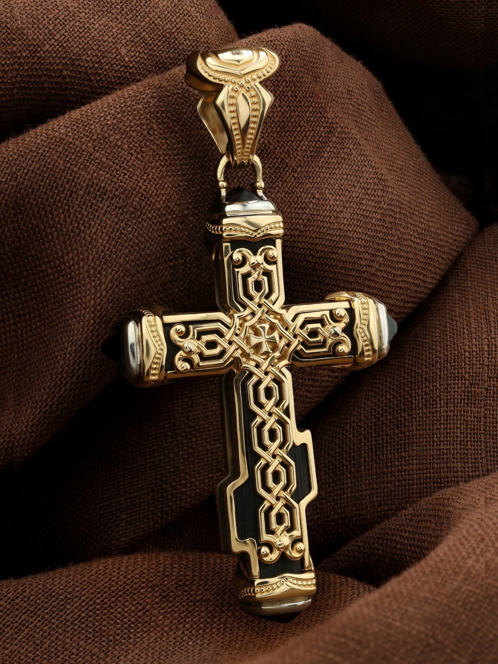 Крест из лимонного золота c ониксом и эбеновым деревом