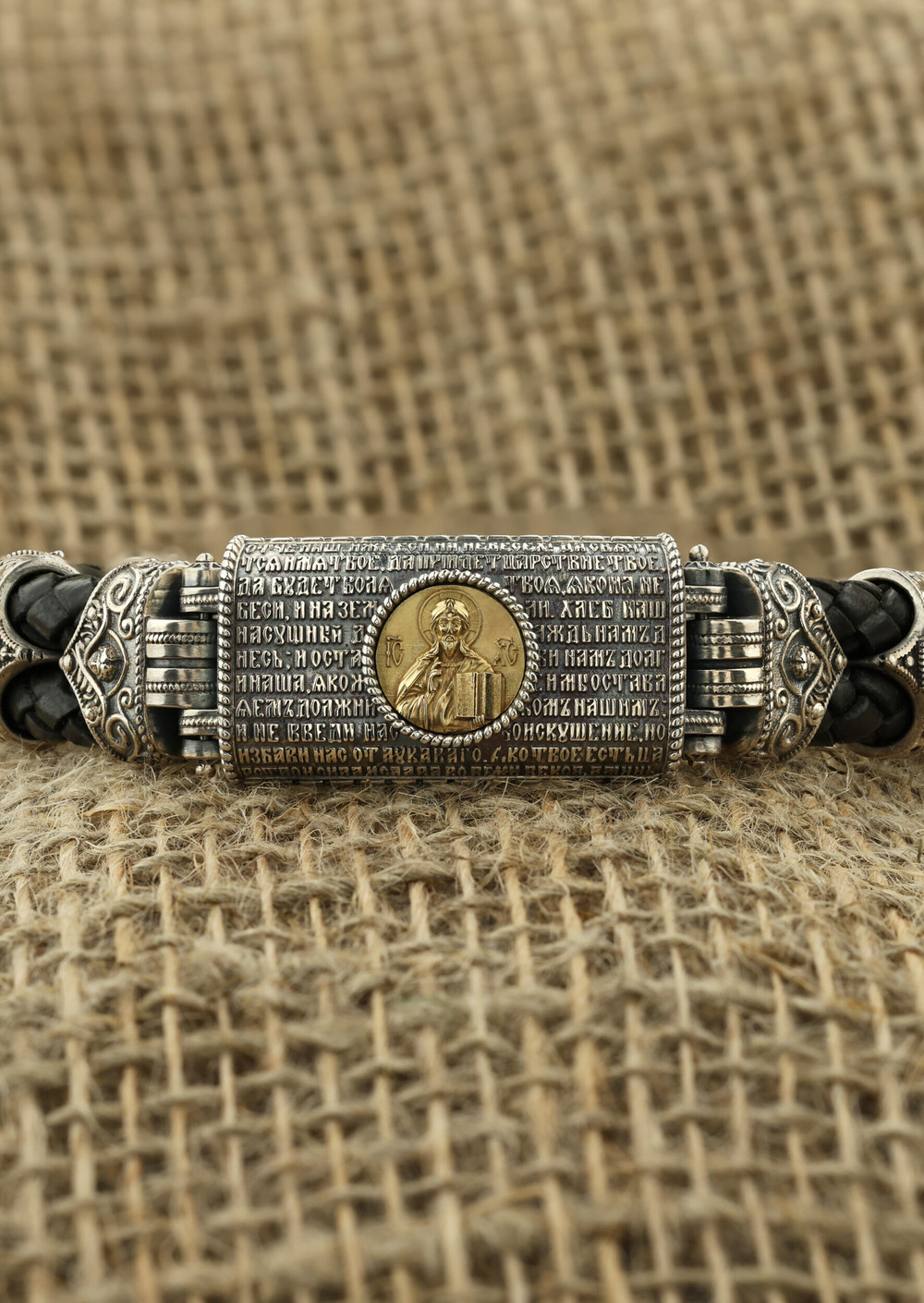 Браслет из серебра и золота c кожаным шнурком