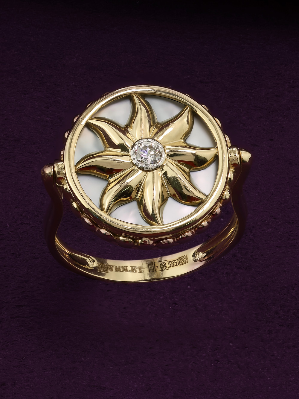 Кольцо из лимонного золота c бриллиантами, лазуритом и перламутром