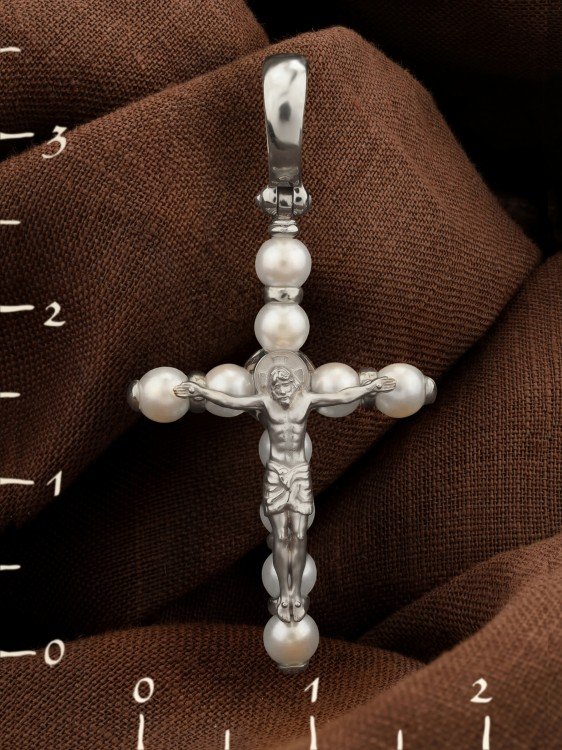 Крест из белого золота c жемчугом