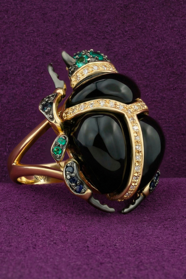 Кольцо из лимонного золота c бриллиантами, сапфиром, изумрудом и ониксом