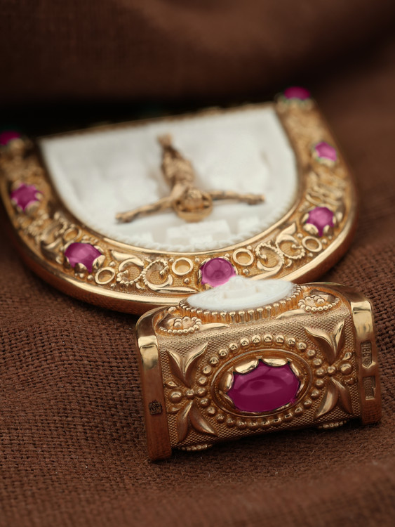 Образок из золота c эмаль , рубином и бивнем мамонта