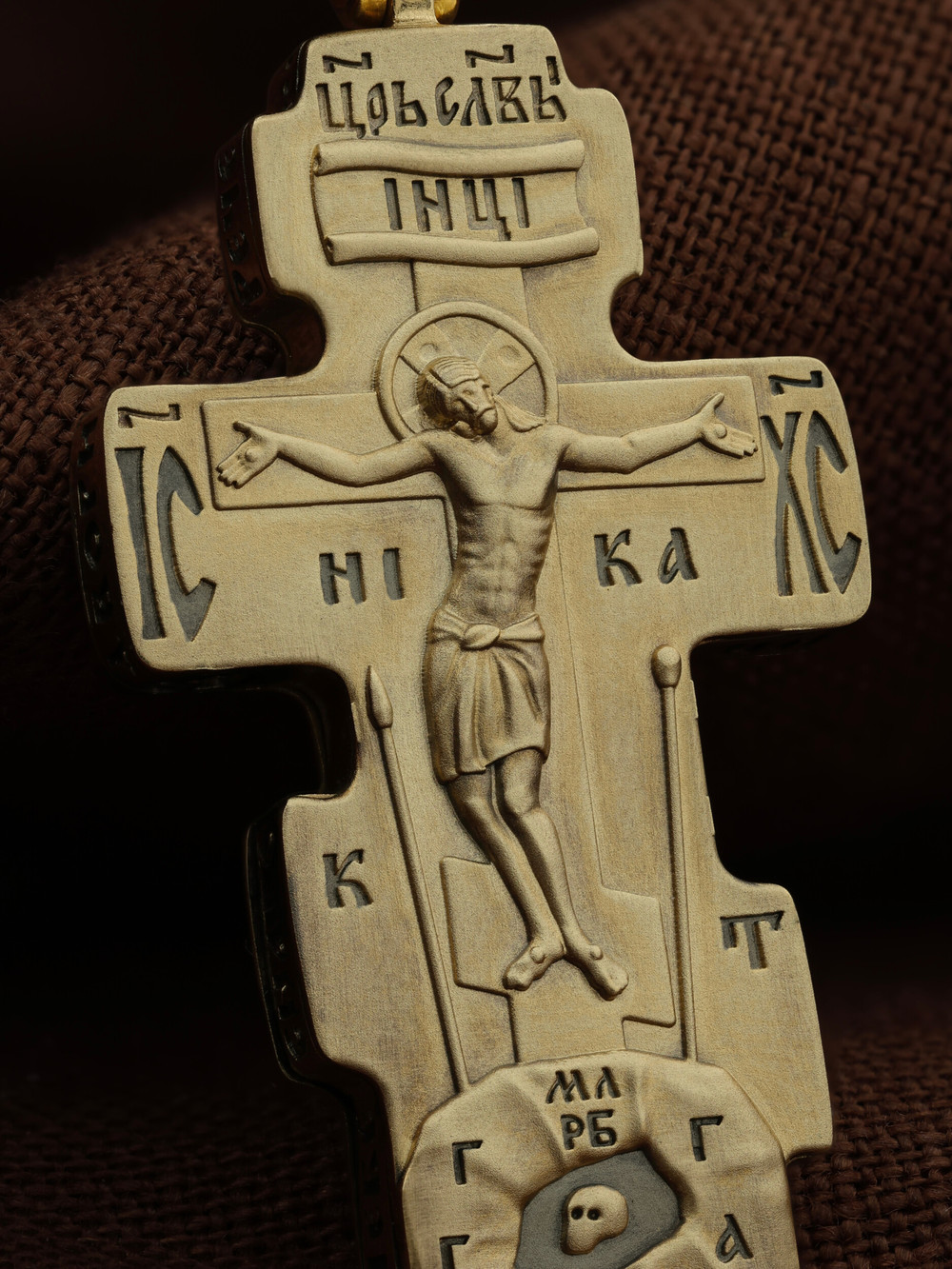 Крест из лимонного золота