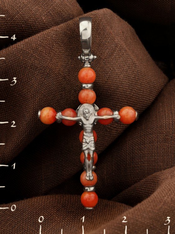 Крест из белого золота c кораллом