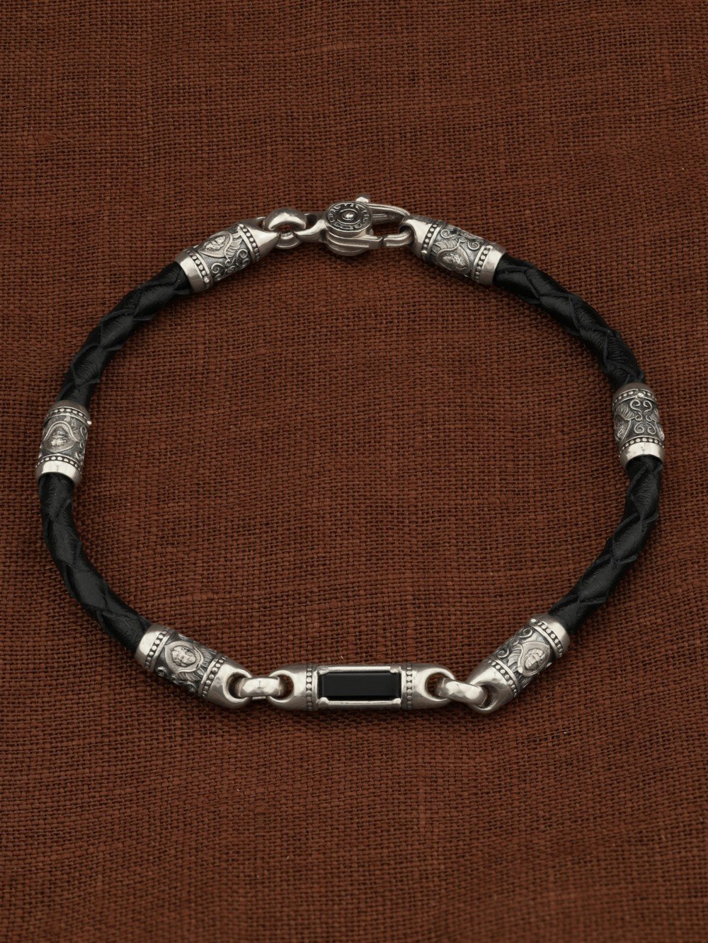 Браслет из белого золота c кожаным шнурком и ониксом