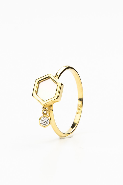 Кольцо из лимонного золота c бриллиантами и перламутром