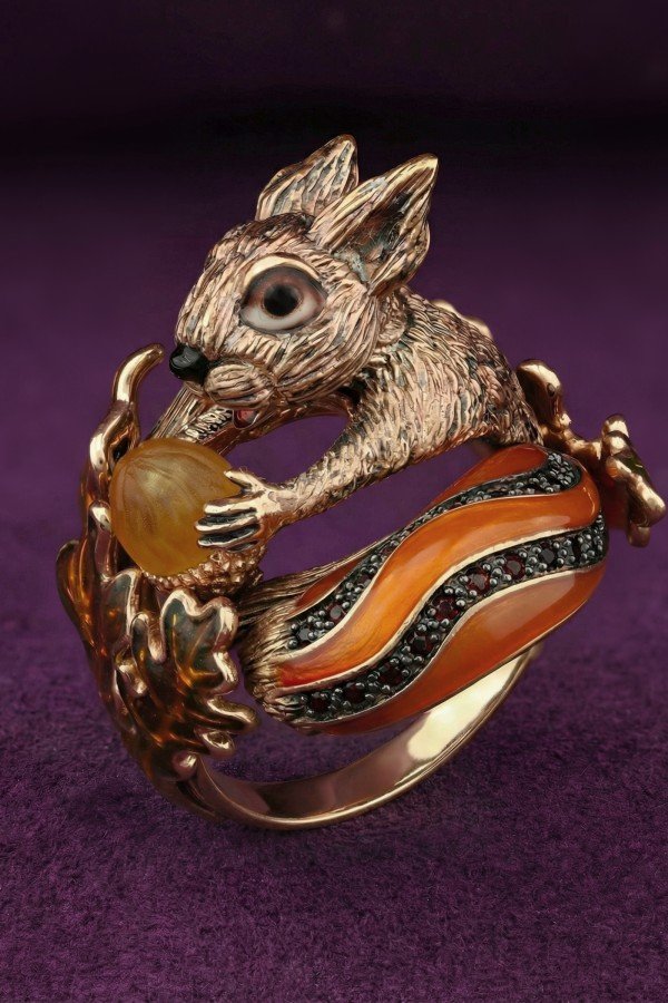 Кольцо из золота c эмаль , гранатом и янтарём