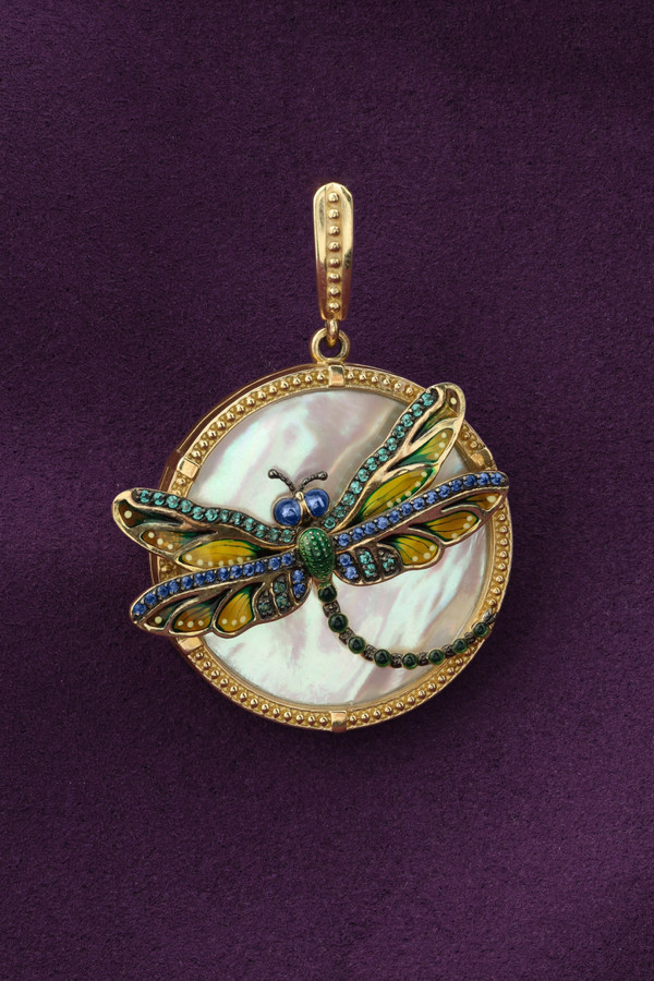 Подвеска из лимонного золота c сапфиром, изумрудом, эмалью и перламутром