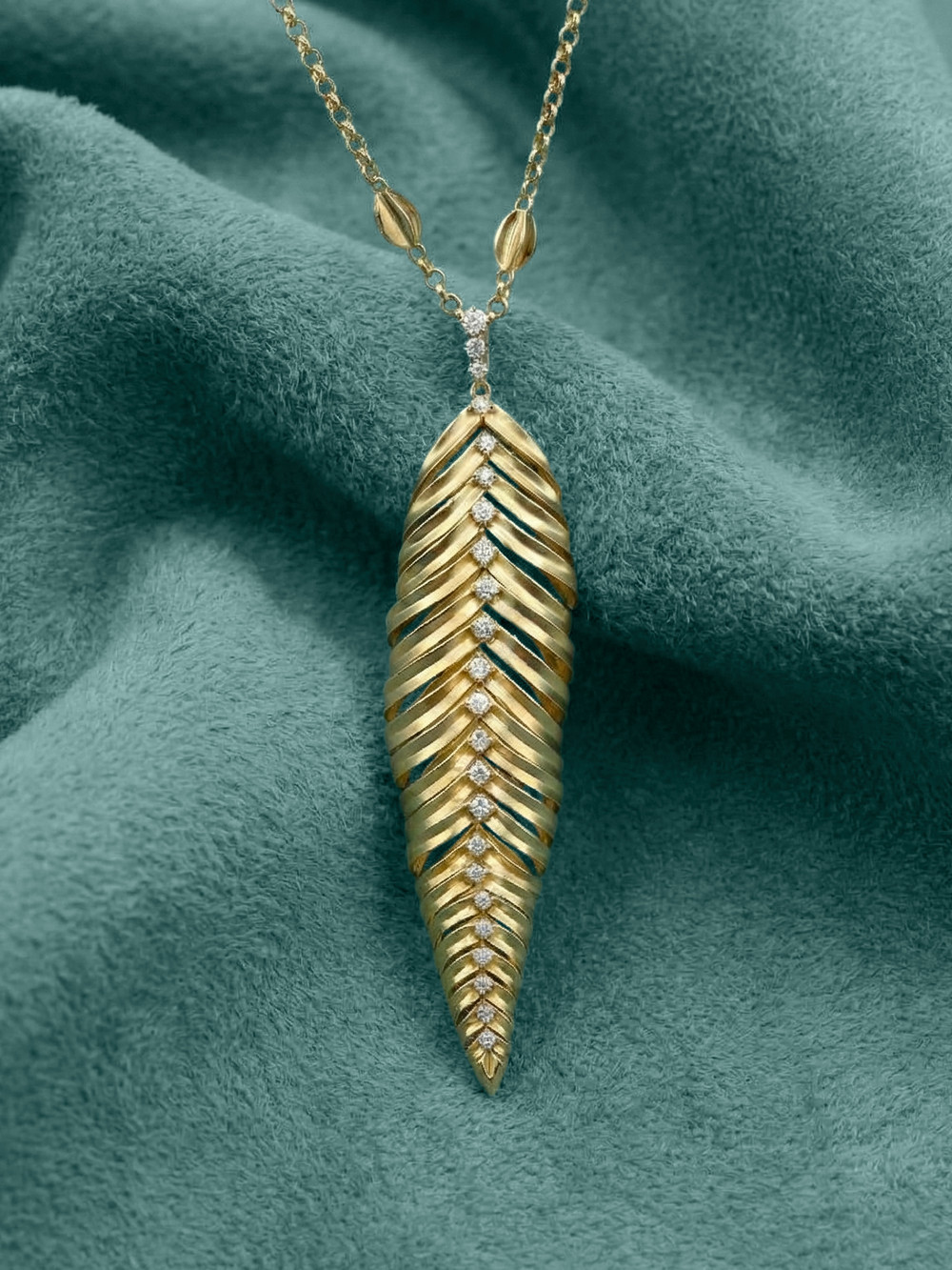 Колье из лимонного золота c бриллиантами