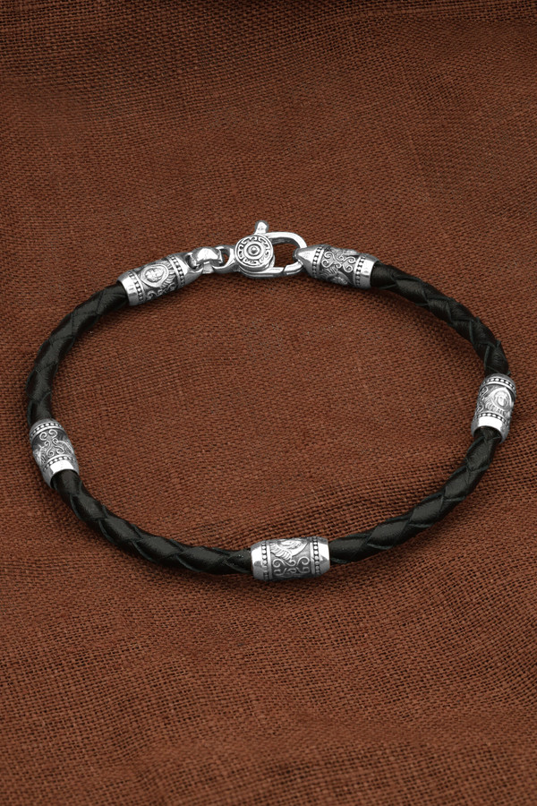 Браслет из белого золота c кожаным шнурком