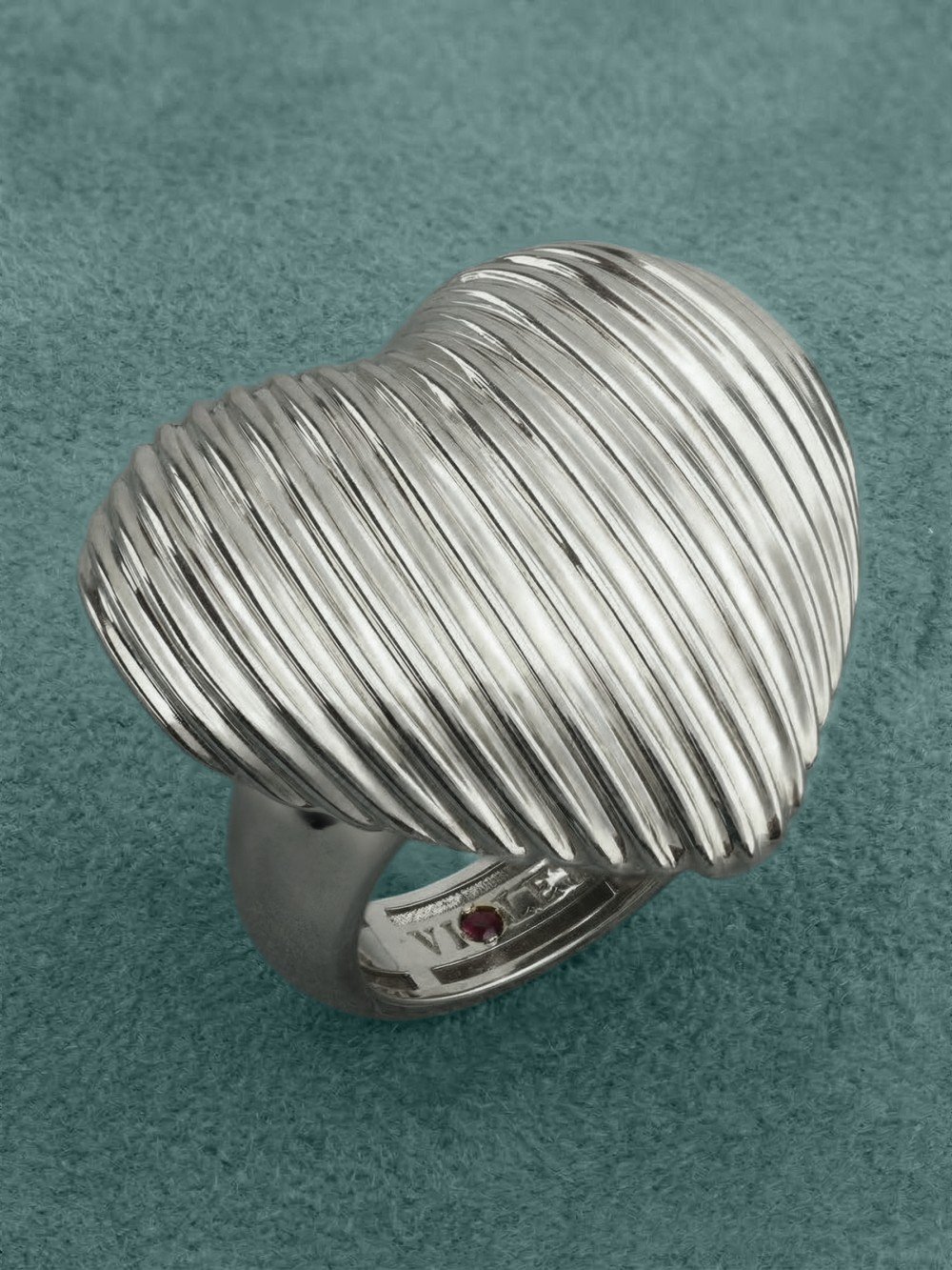 Кольцо из белого золота c рубином