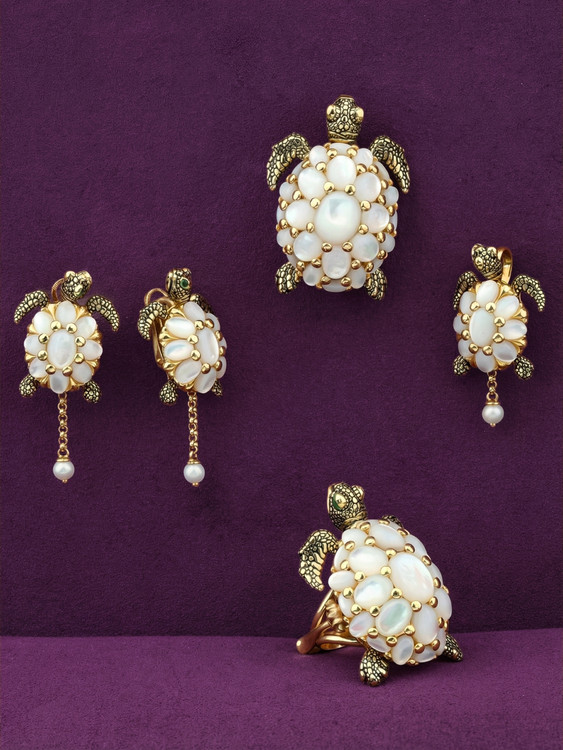 Подвеска из лимонного золота c эмалью, жемчугом и перламутром