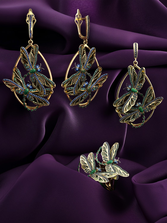 Кольцо из лимонного золота c сапфиром, изумрудом и эмалью