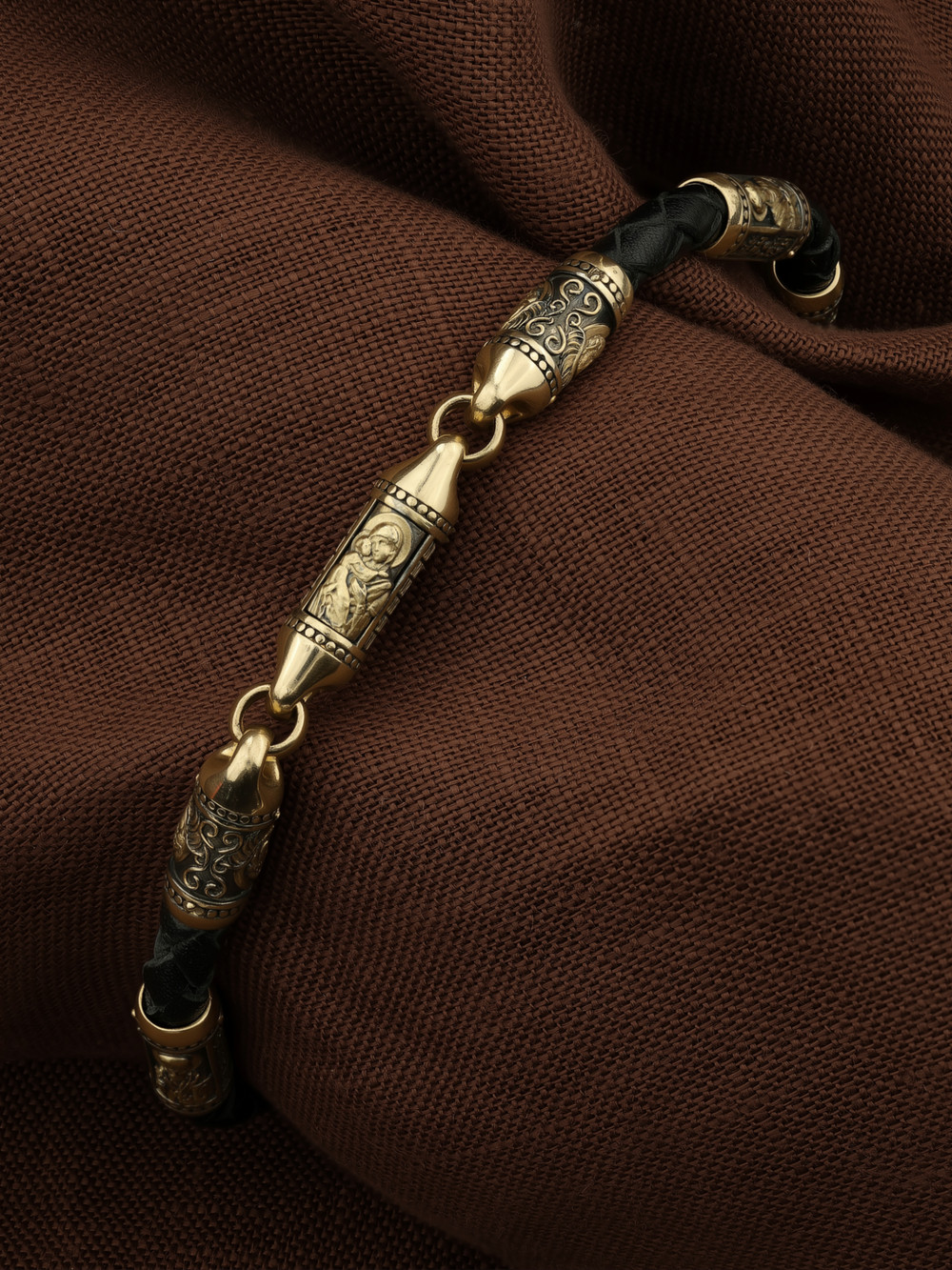 Браслет из лимонного золота c кожаным шнурком