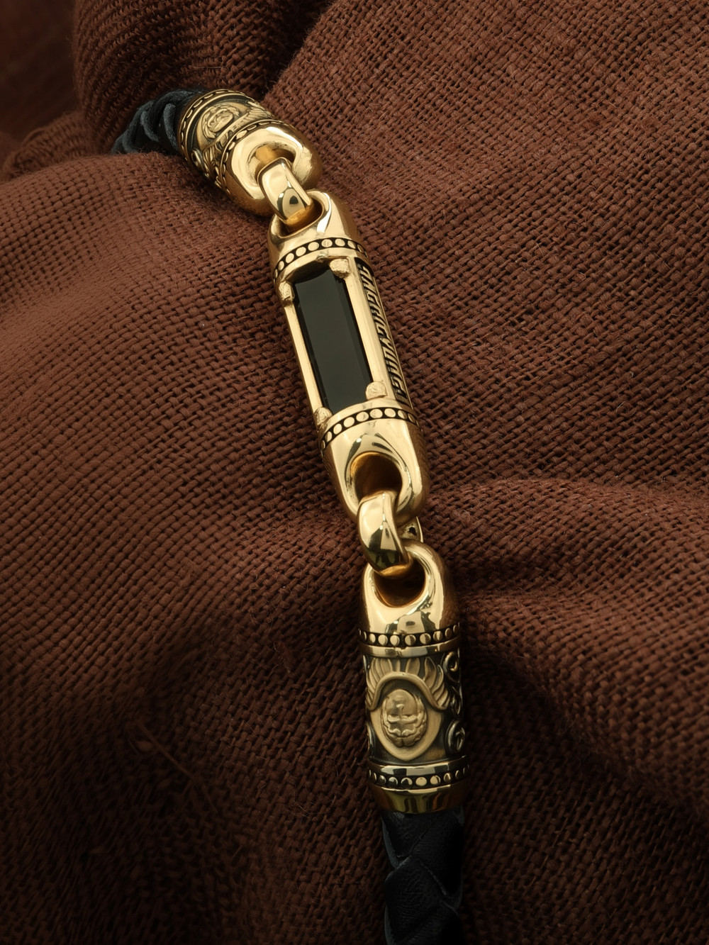 Браслет из лимонного золота c кожаным шнурком и ониксом