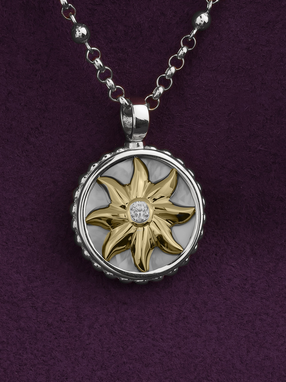 Колье из белого золота c бриллиантами, ониксом и перламутром