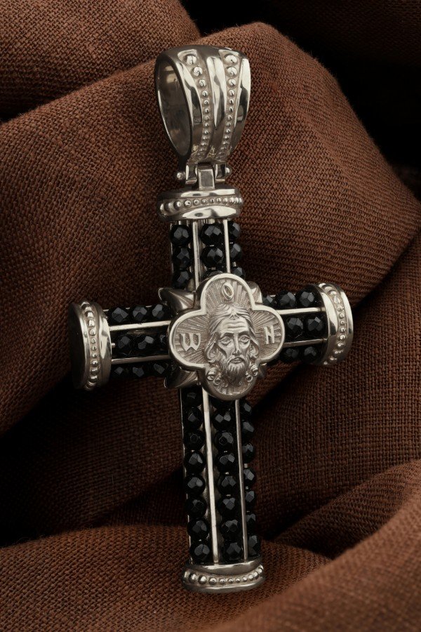 Крест из белого золота c ониксом