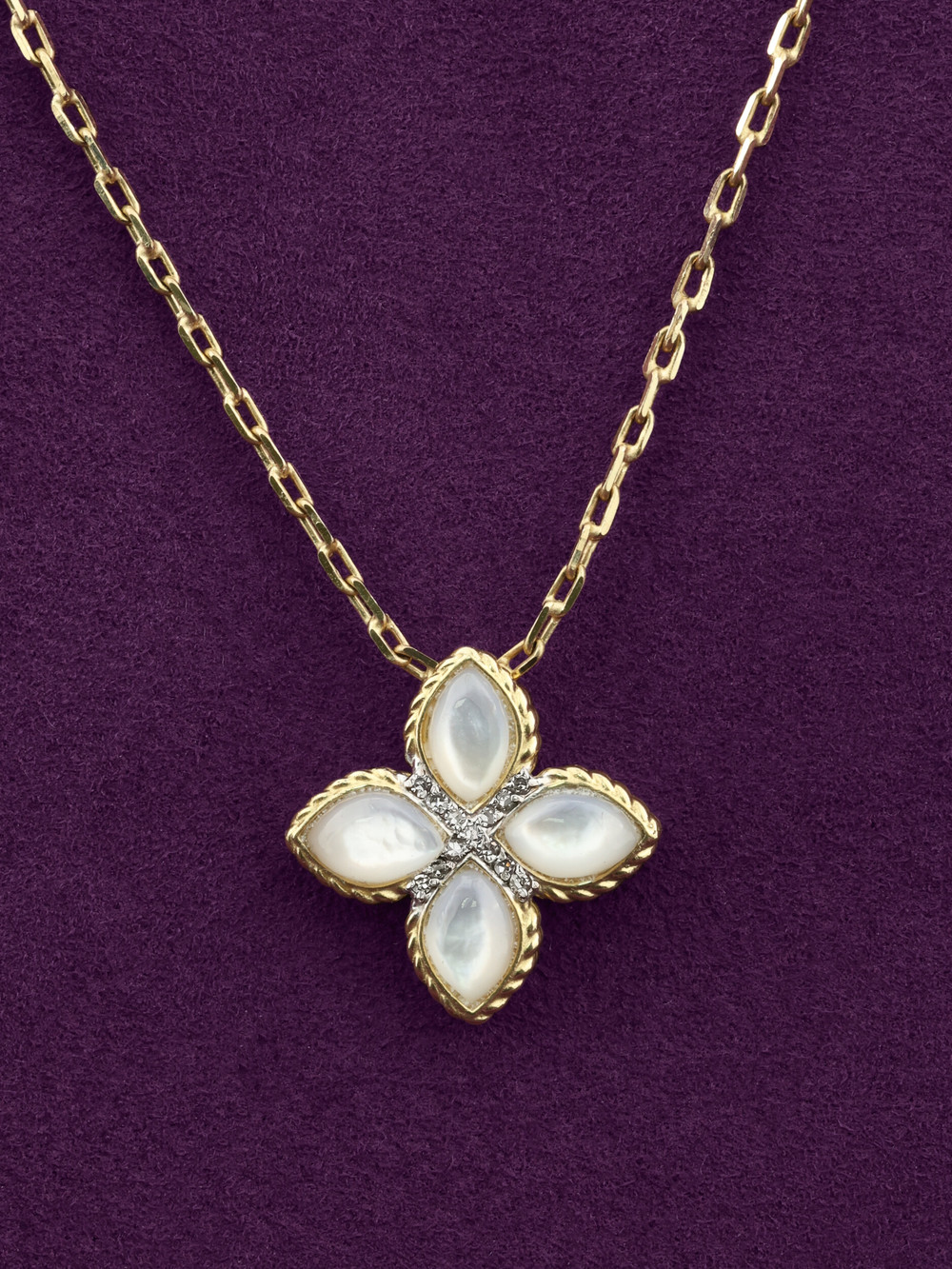 Колье из лимонного золота c бриллиантами и перламутром