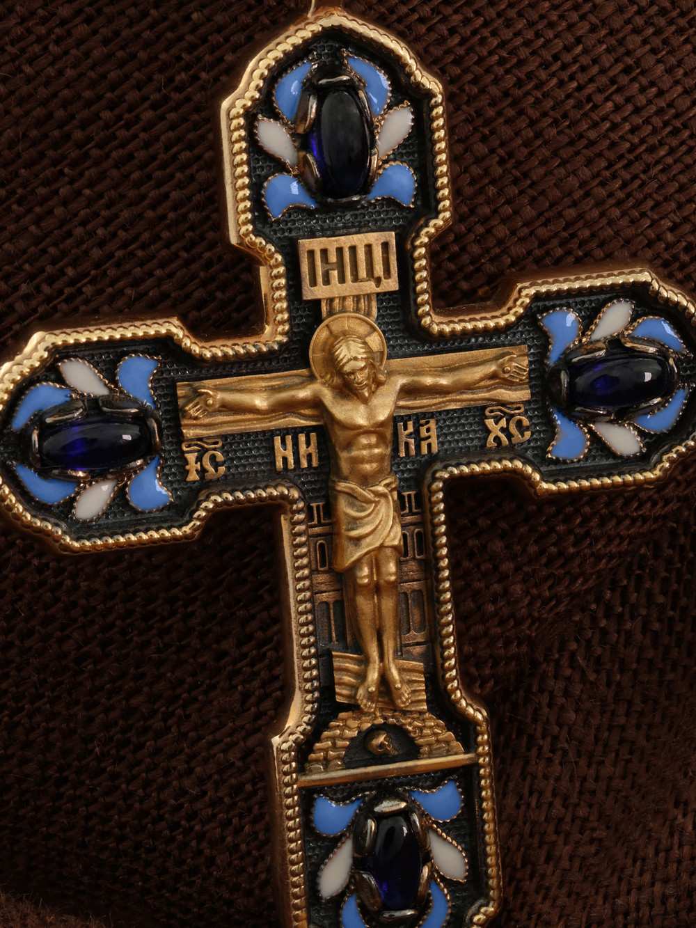 Крест из золота c эмаль и сапфиром