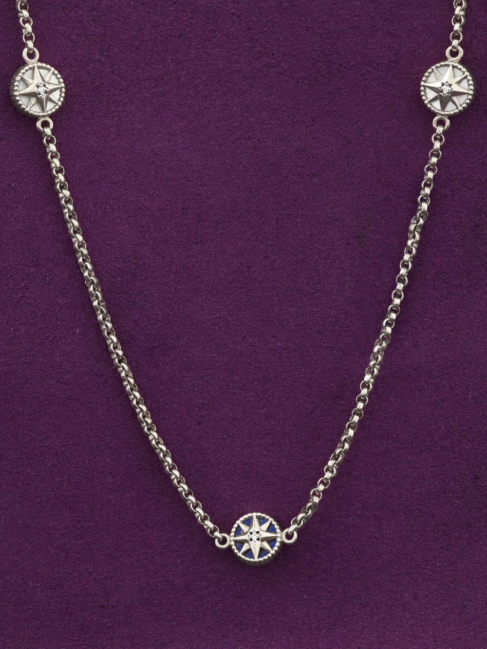 Колье из белого золота c бриллиантами, лазуритом и перламутром