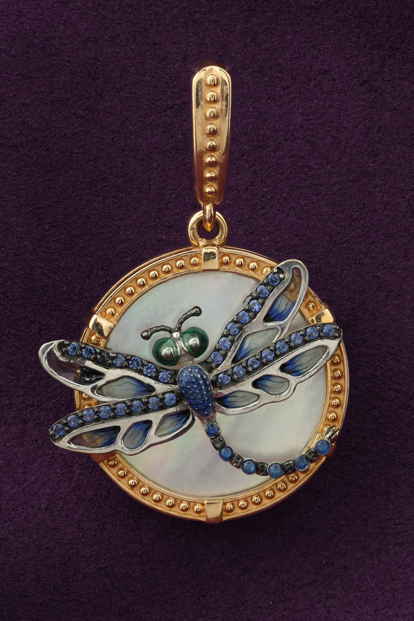 Подвеска из золота c сапфиром, эмалью и перламутром