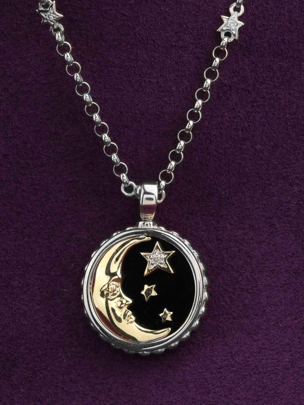 Колье из белого золота c бриллиантами, ониксом и перламутром