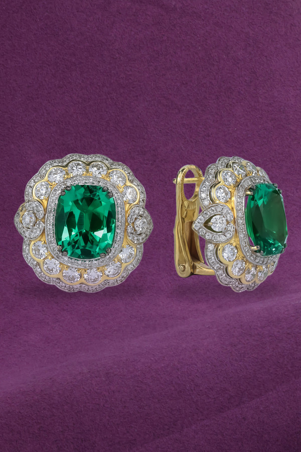 Серьги из лимонного золота c бриллиантами и изумрудом
