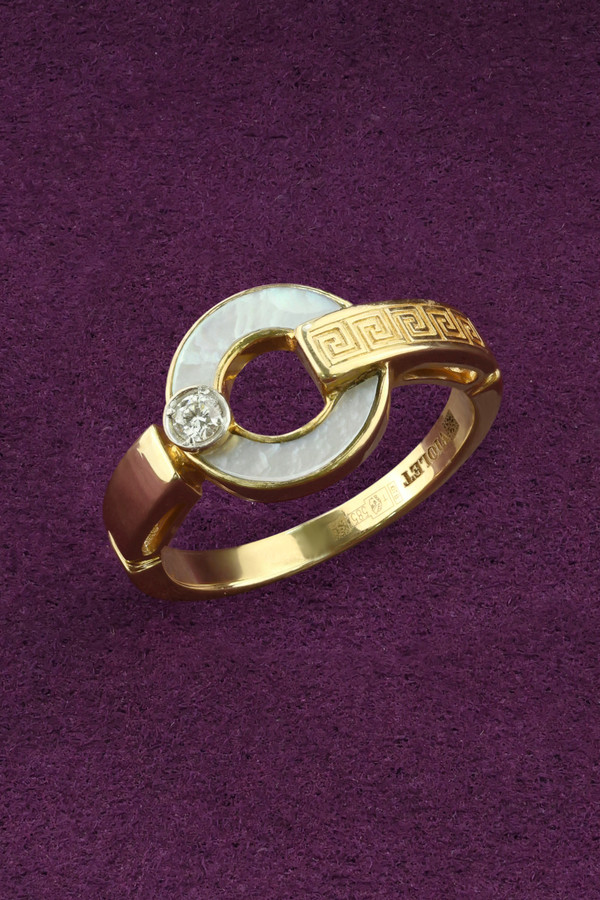 Кольцо из лимонного золота c бриллиантами и перламутром