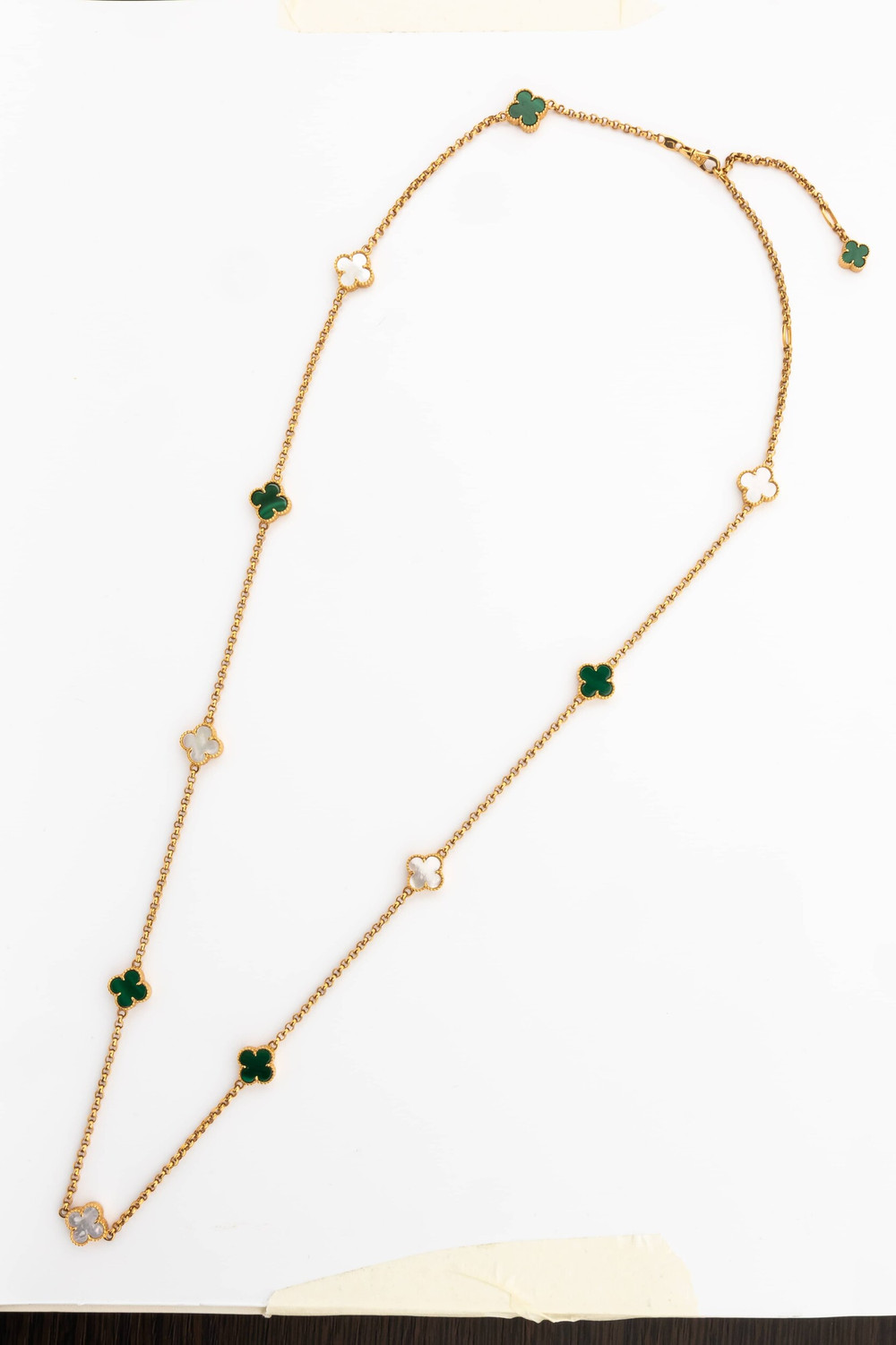 Колье из золота c малахитом и перламутром