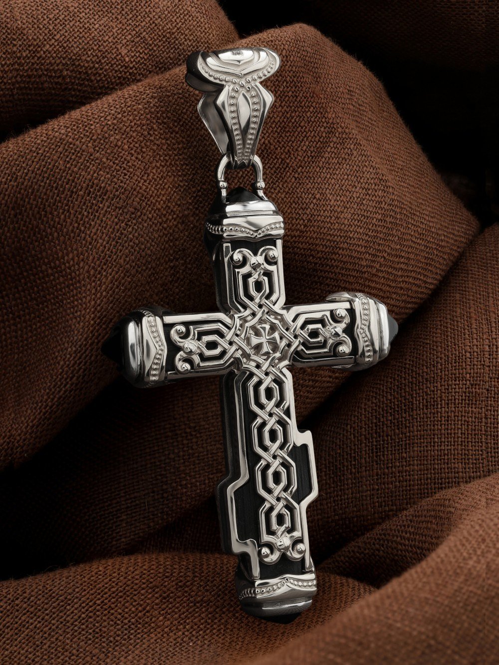 Крест из белого золота c ониксом и эбеновым деревом