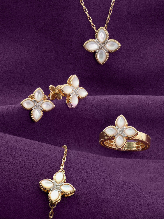 Кольцо из золота c бриллиантами и перламутром