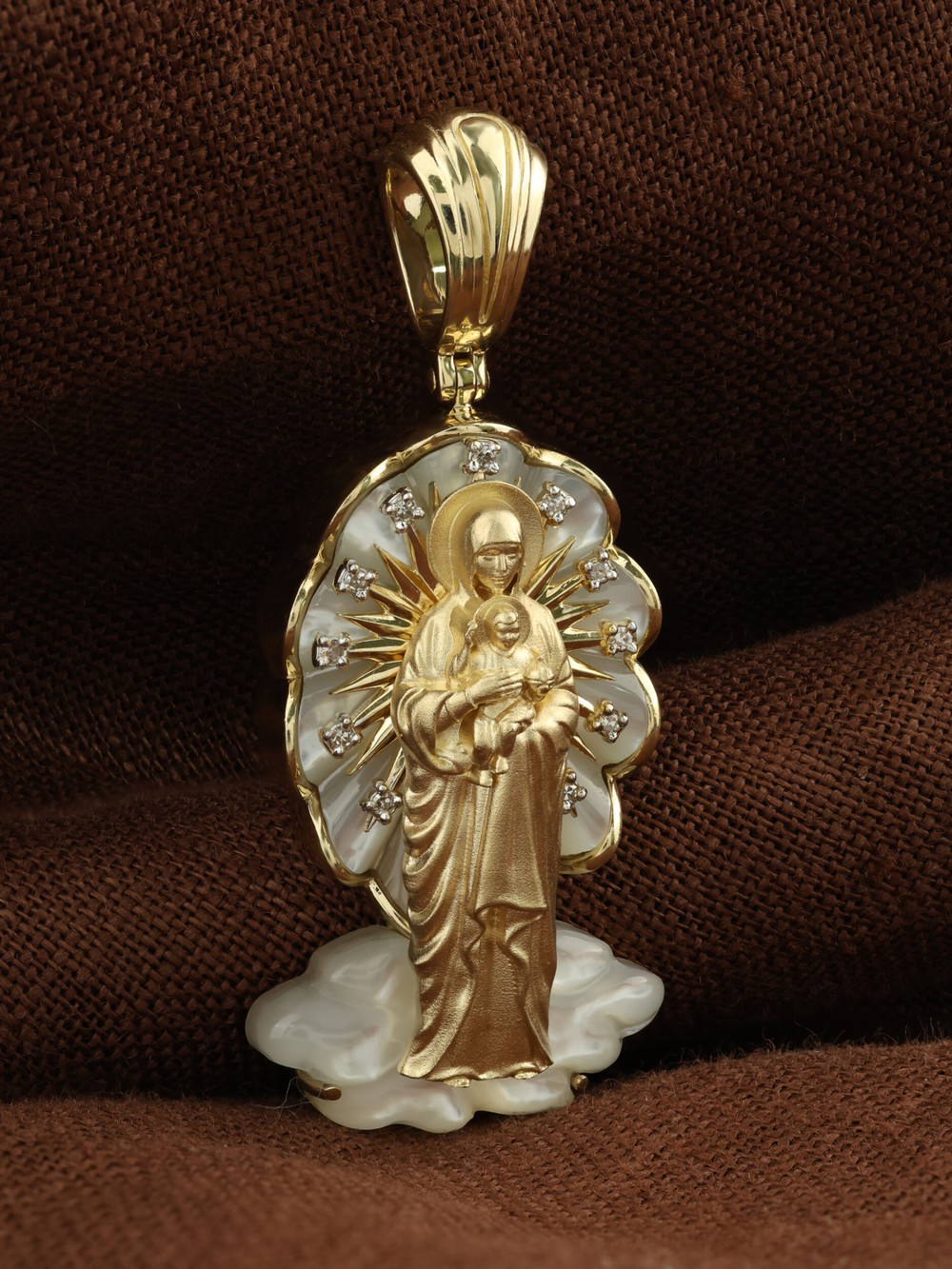 Образок из лимонного золота c бриллиантами и перламутром