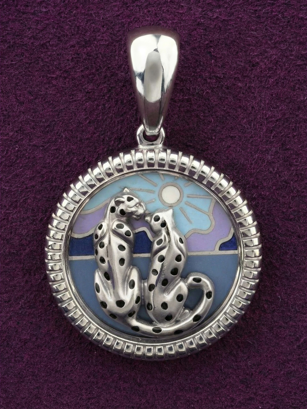 Подвеска из белого золота c эмалью