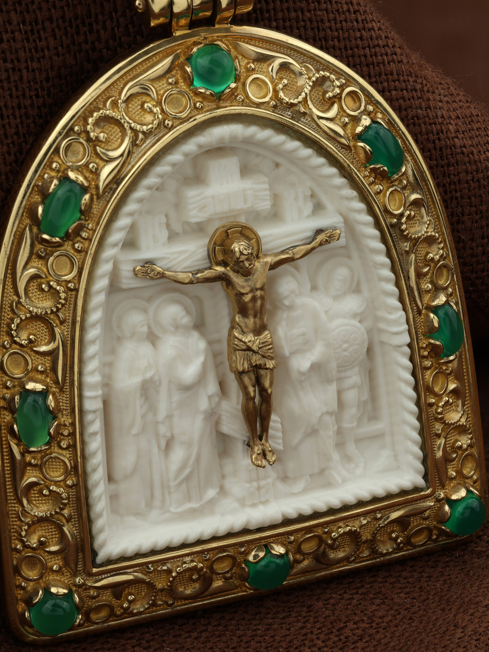 Образок из лимонного золота c эмаль , хризопразом и бивнем мамонта