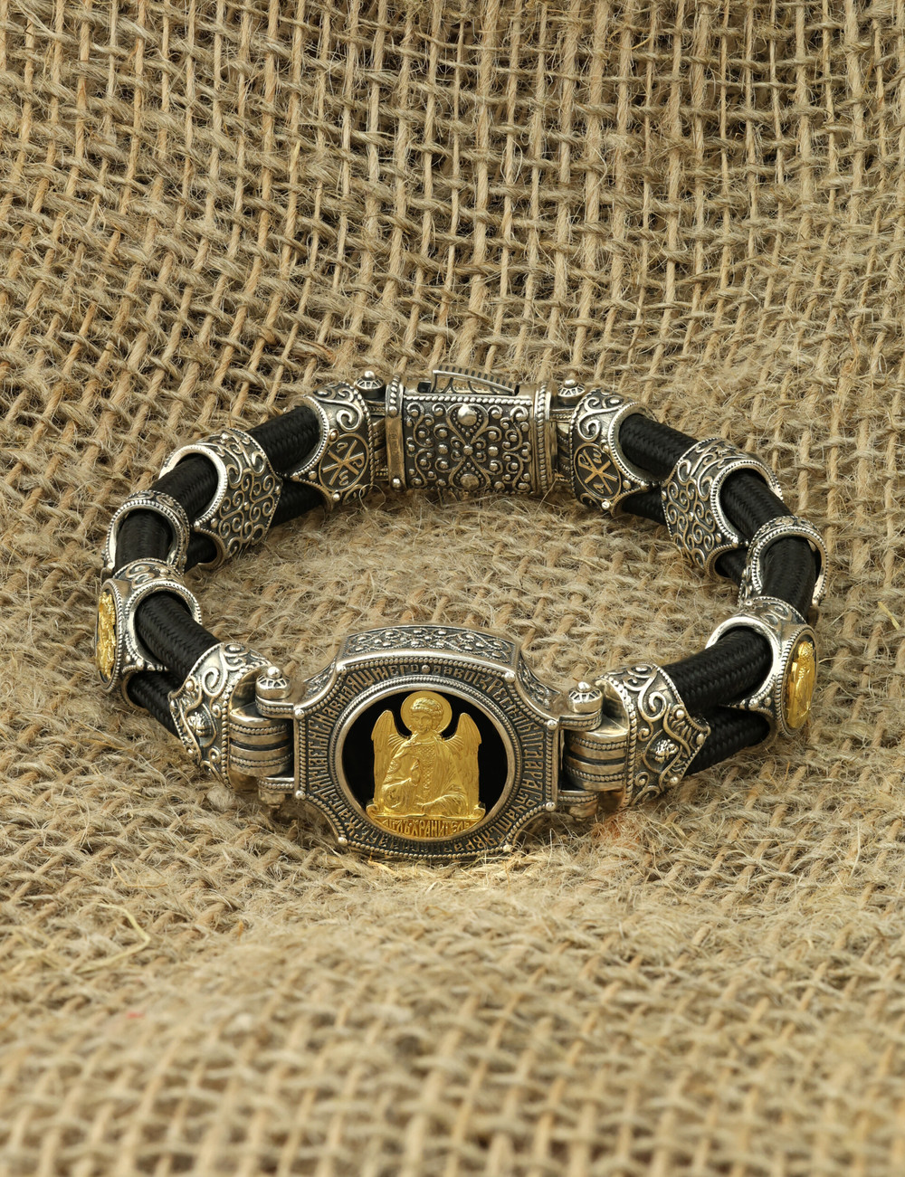 Браслет из серебра и золота c ониксом и шёлковым шнурком