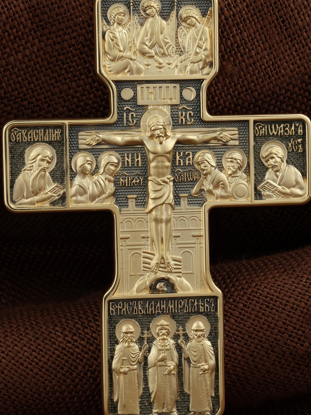 Крест из лимонного золота