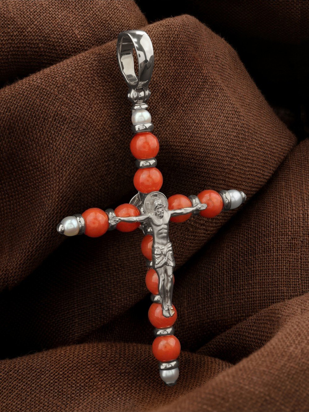 Крест из белого золота c жемчугом и кораллом